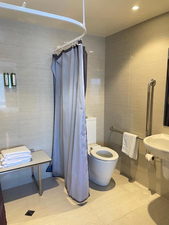 2 On Whiteleigh And 239 On Lincoln Motel Christchurch Exterior foto A shower curtain