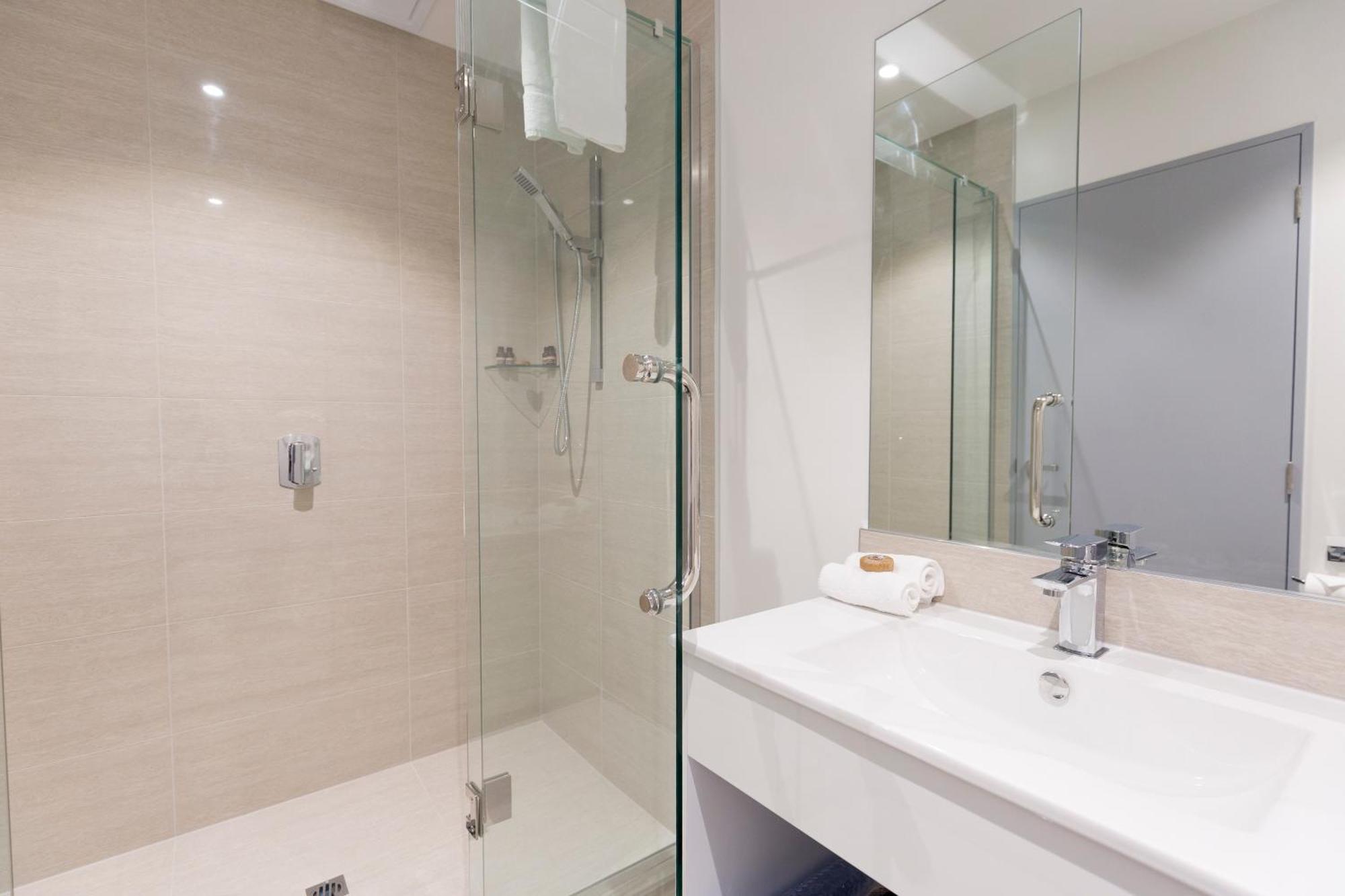 2 On Whiteleigh And 239 On Lincoln Motel Christchurch Exterior foto A shower enclosure