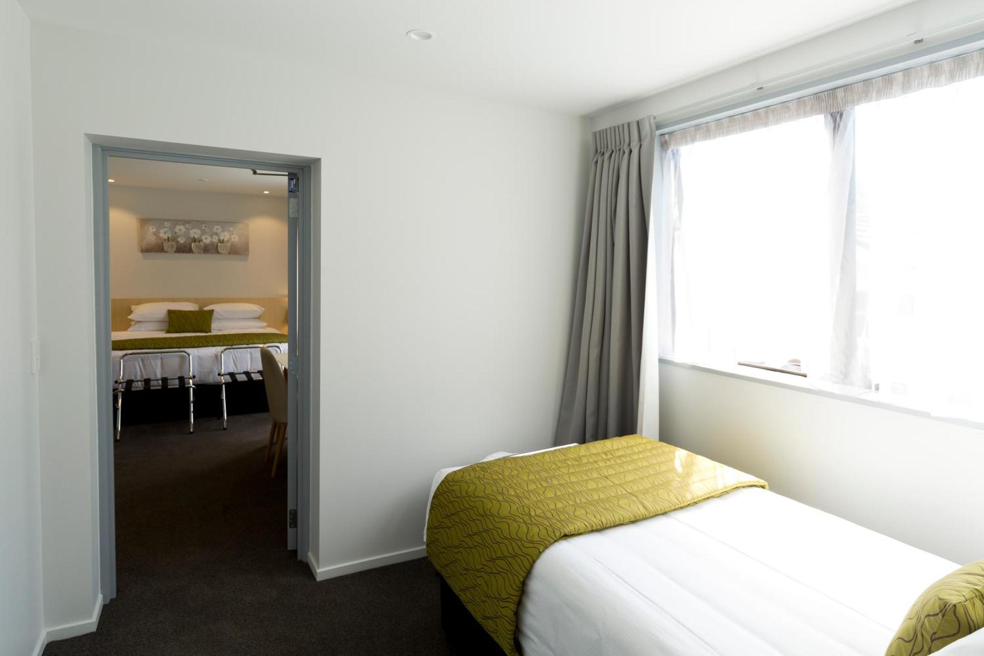 2 On Whiteleigh And 239 On Lincoln Motel Christchurch Exterior foto A typical room at the hotel