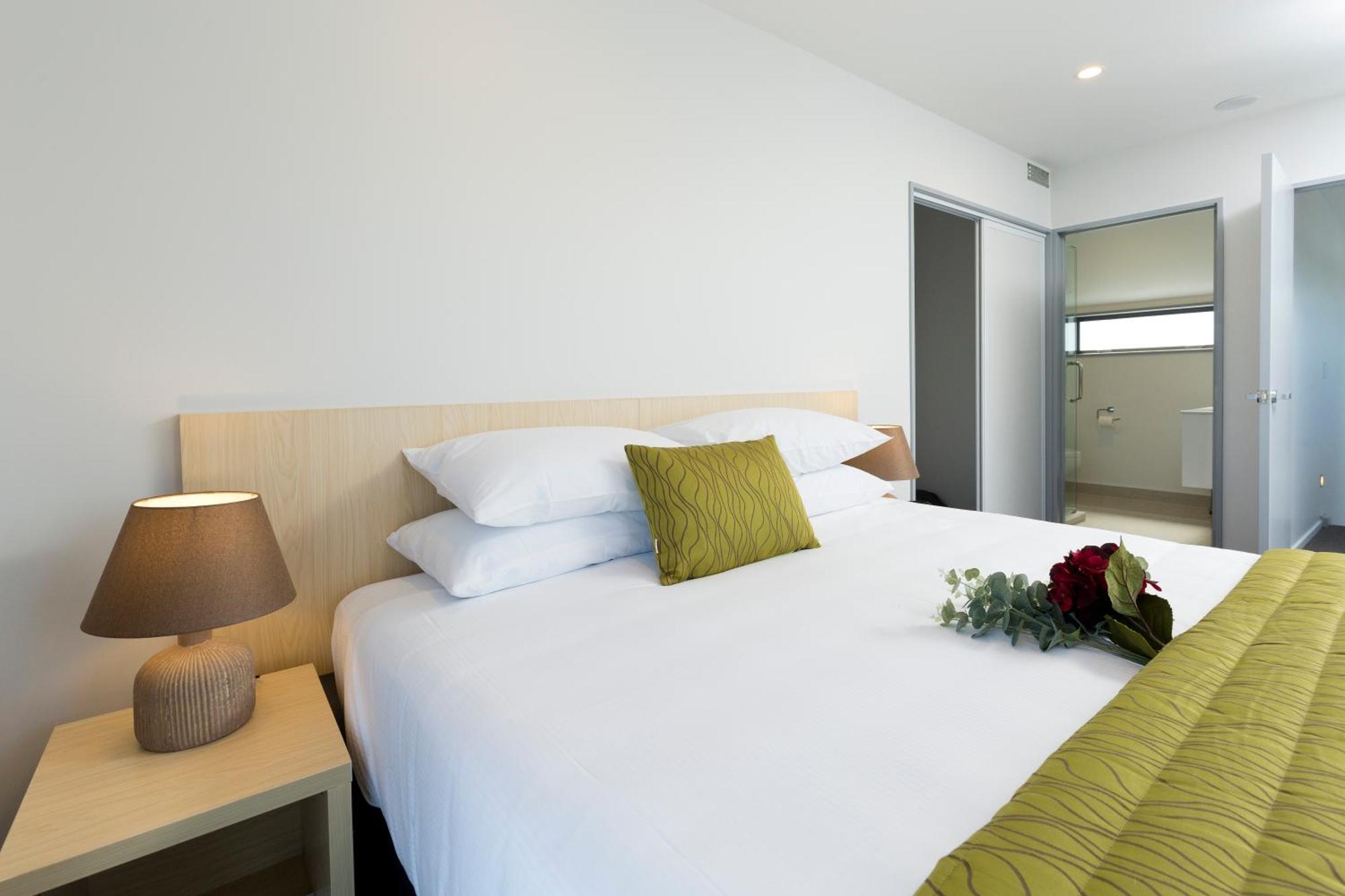 2 On Whiteleigh And 239 On Lincoln Motel Christchurch Exterior foto A bedroom at the hotel
