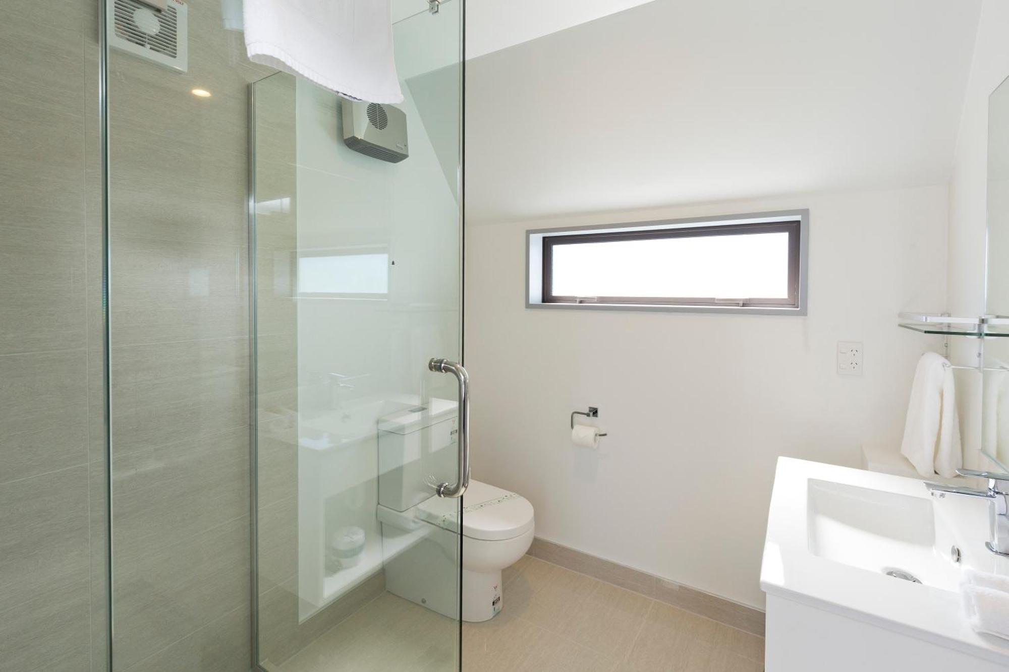 2 On Whiteleigh And 239 On Lincoln Motel Christchurch Exterior foto A bathroom with a shower enclosure