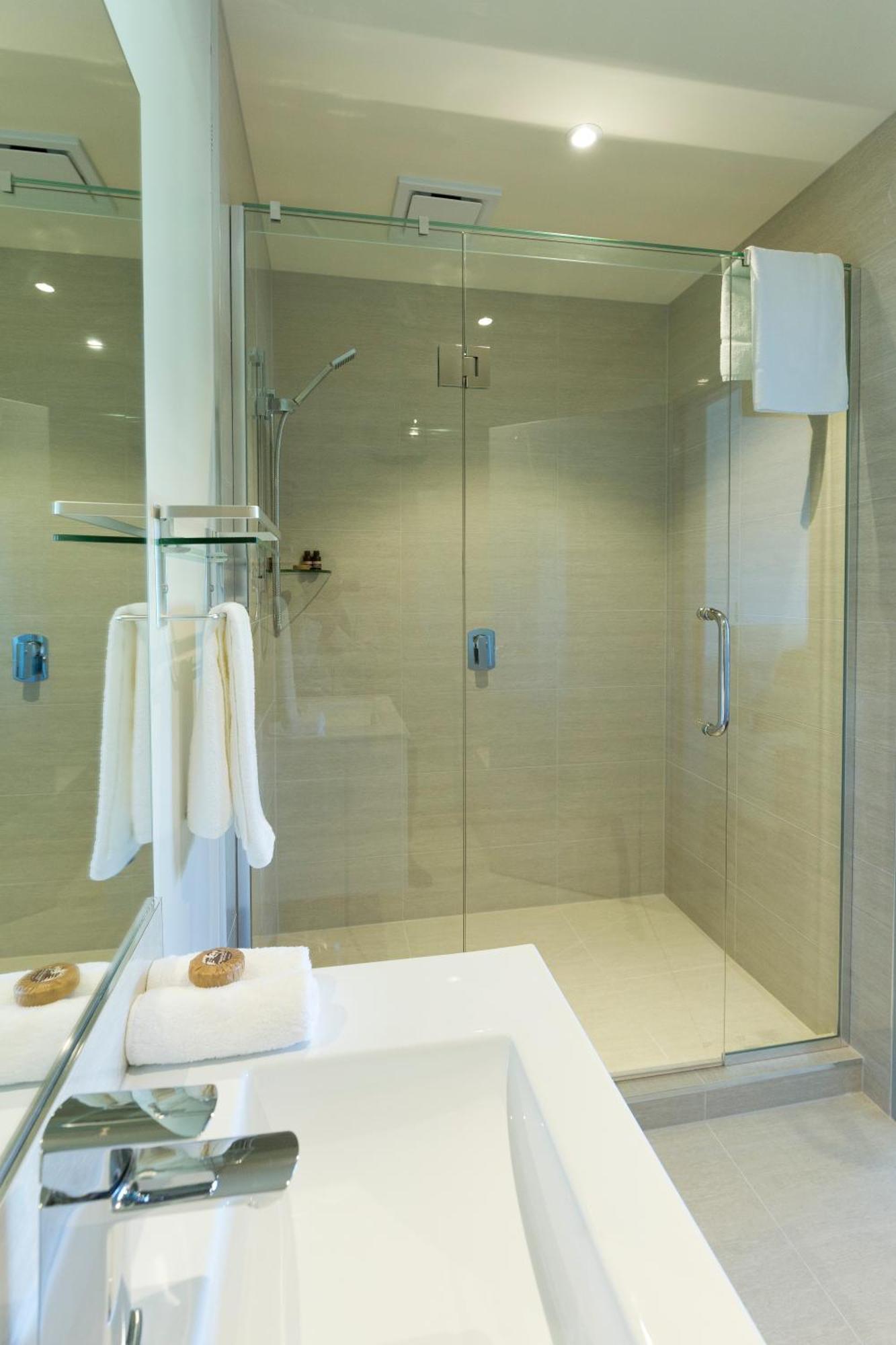 2 On Whiteleigh And 239 On Lincoln Motel Christchurch Exterior foto A shower enclosure