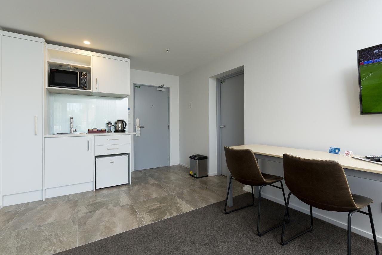 2 On Whiteleigh And 239 On Lincoln Motel Christchurch Exterior foto Kitchenette in a one-bedroom apartment