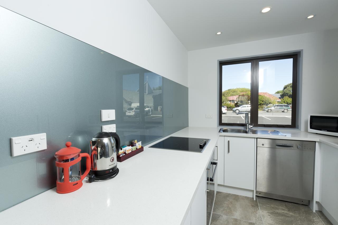 2 On Whiteleigh And 239 On Lincoln Motel Christchurch Exterior foto A kitchen with a built-in dishwasher
