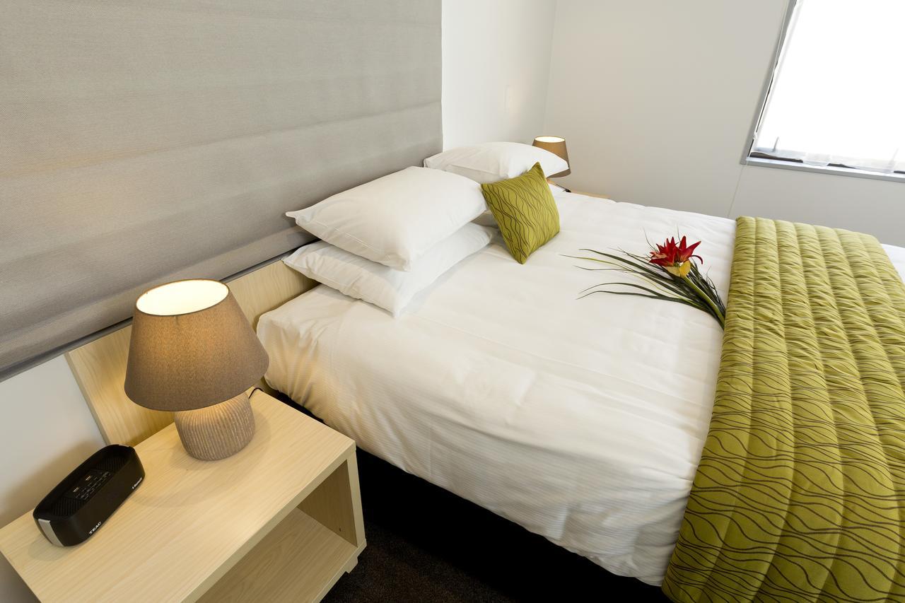 2 On Whiteleigh And 239 On Lincoln Motel Christchurch Exterior foto A bedroom at the hotel