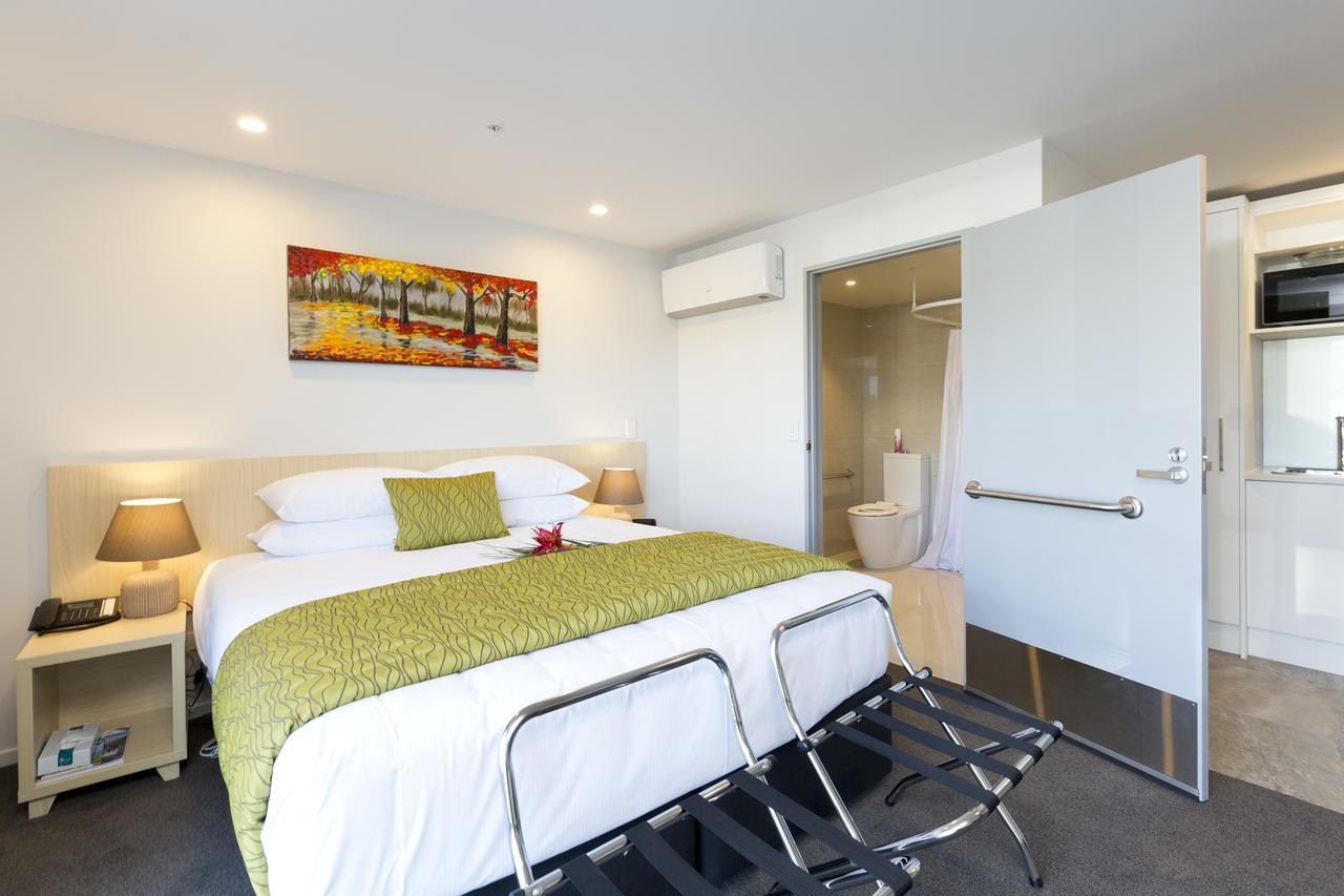 2 On Whiteleigh And 239 On Lincoln Motel Christchurch Exterior foto A bedroom in a serviced apartment