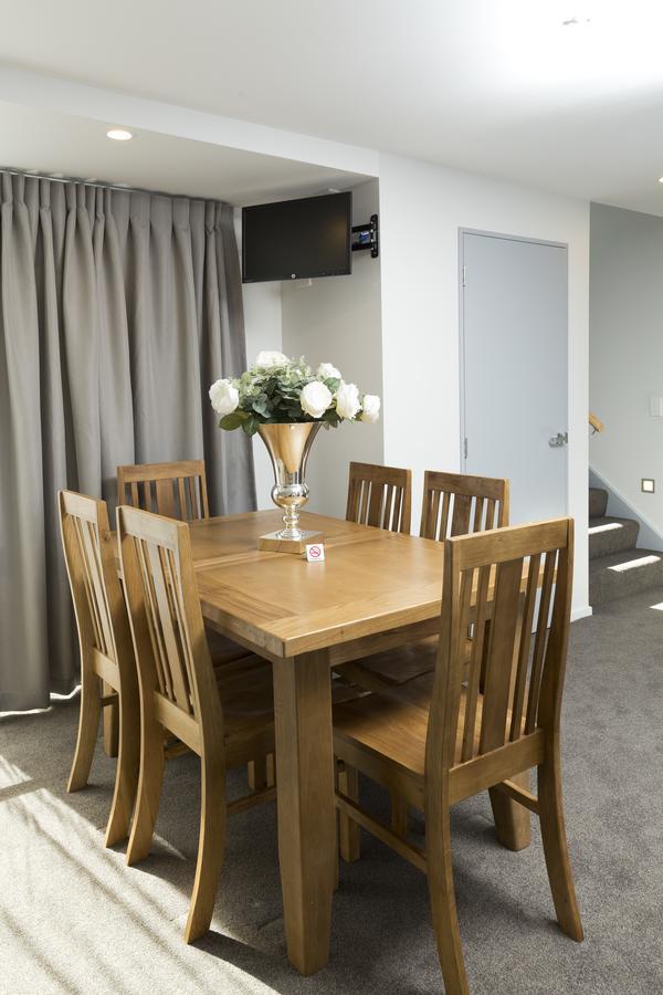 2 On Whiteleigh And 239 On Lincoln Motel Christchurch Exterior foto A dining room in a house